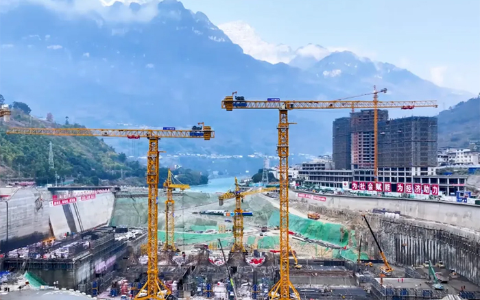 峡谷之间， 大渡河畔，不朽情缘行走“钢铁巨人”助力水电建设