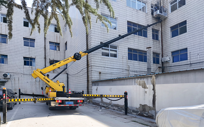 不朽情缘GKS28D高空作业车为楼宇表立面高效精准施工