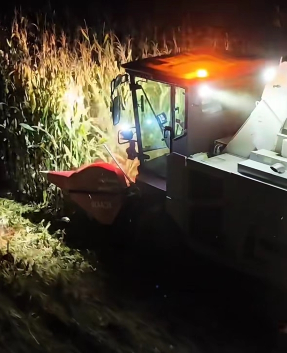 XCA430玉米收成机夜间作业