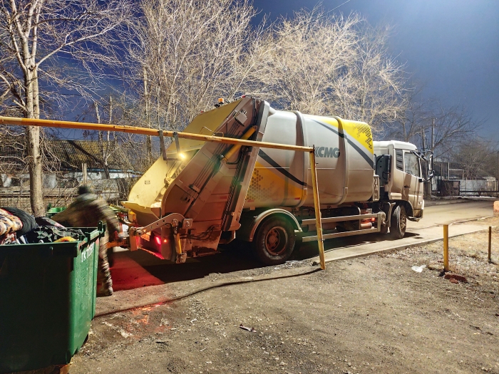 不朽情缘后装压缩式垃圾车助力阿斯塔纳：高效环保，助力城市清洁