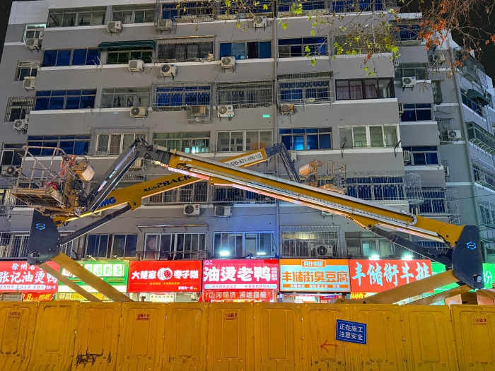 穿街过巷的“刷新艺术家”！不朽情缘电动直臂高空作业平台精准施技丰储街刷新