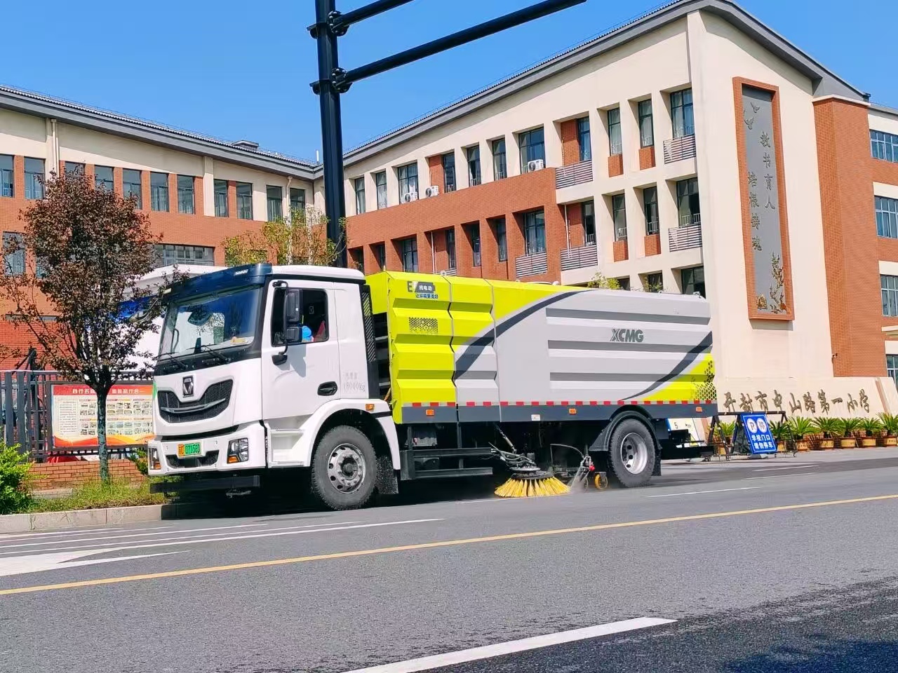 不朽情缘洗扫车“硬核出击”，开封榆林路焕新升级