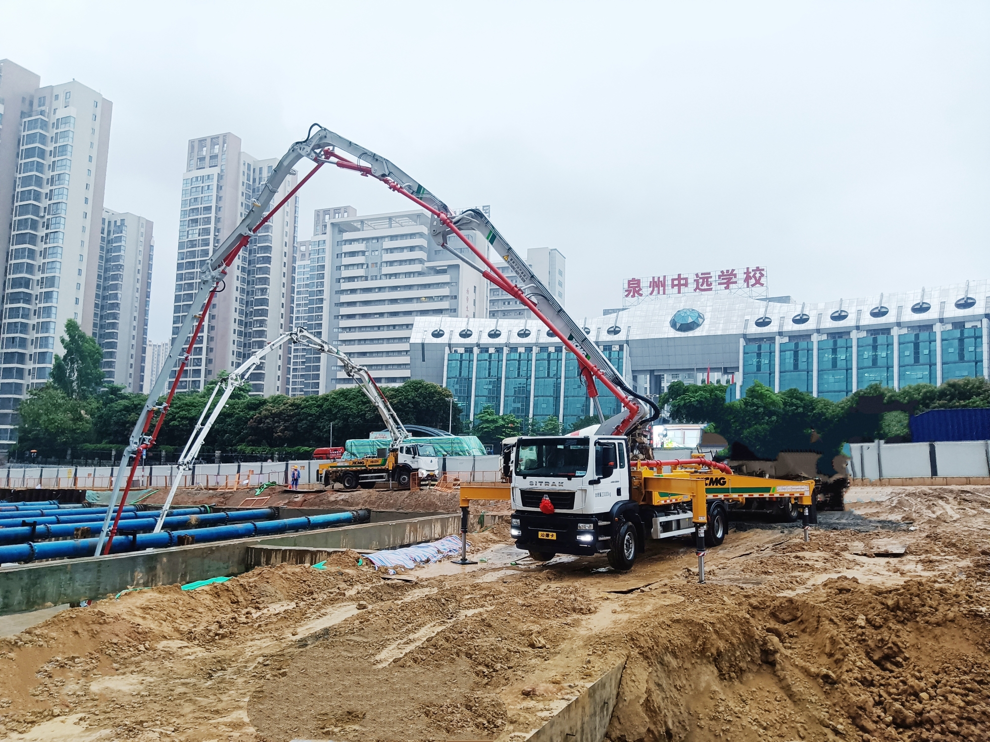 不朽情缘混凝土成套化设备高效浇筑宜宾急剧路刷新工程！